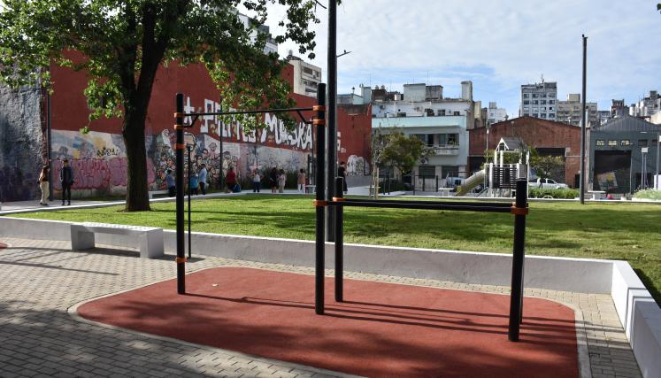 Playón renovado en Plaza Monserrat