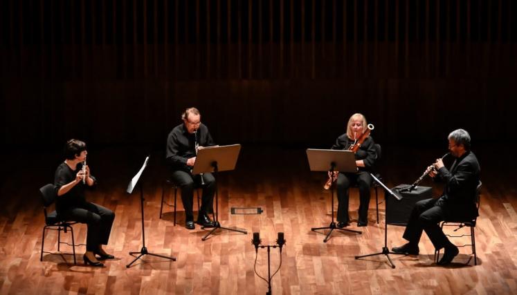 Grupo musical Cuartetofenix sobre un escenario 