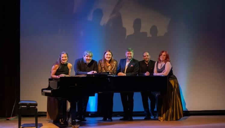 Grupo musical Eudokia apoyados en el piano