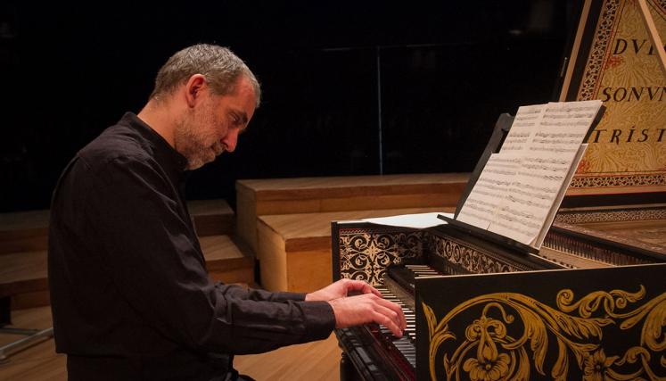 Hombre tocando el piano 