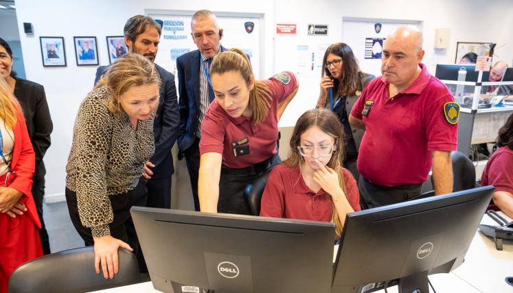 La delegación junto a los responsables del CMU