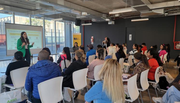 Foto tomada de lateral y a espaldas de los asistentes