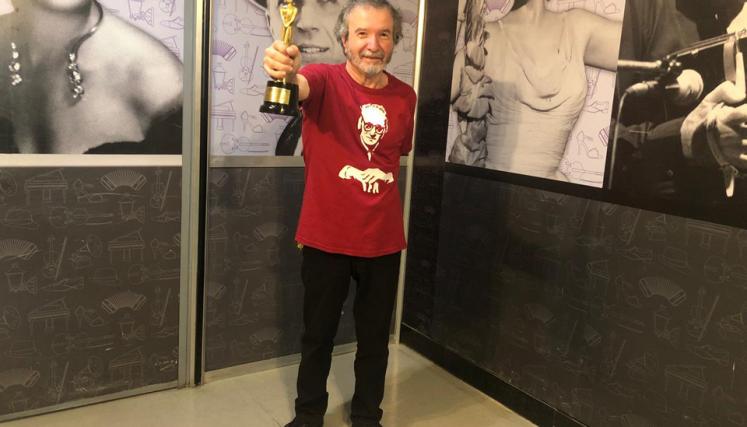 Luis Tarantino con el Martín Fierro