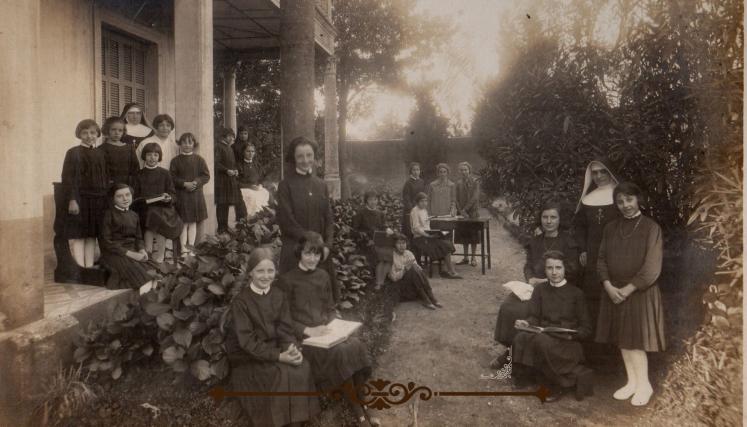 Clase en el patio de la casa original del Instituto Espíritu Santo (1926). 