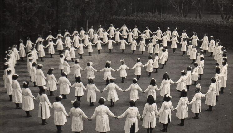 Actividad física en el patio del Instituto. 