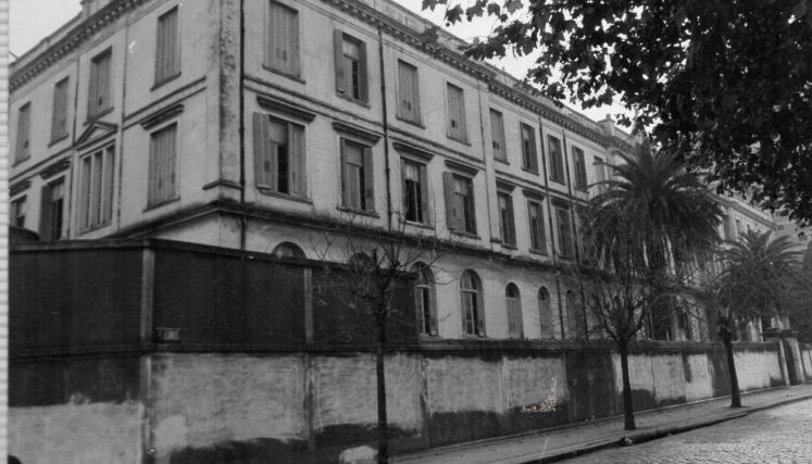 Intersección de las calles Gómez de Fonseca y Avellaneda, en la década de 1960. 