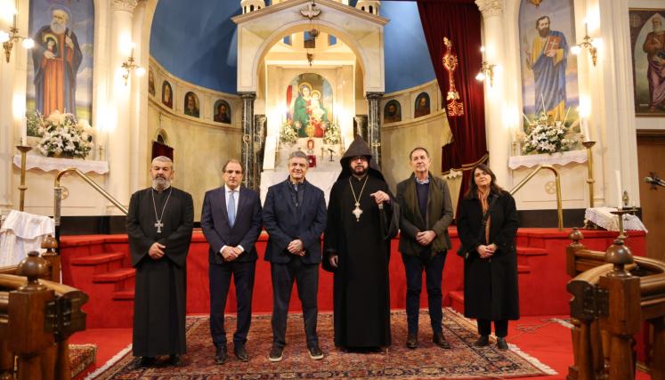 El jefe de gobierno reunido con autoridades frente al altar de Catedral San Gregorio El Iluminador