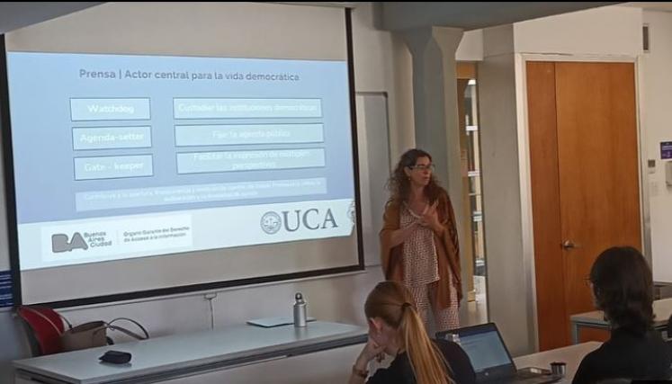 Clase de María Gracia Andía en la UCA