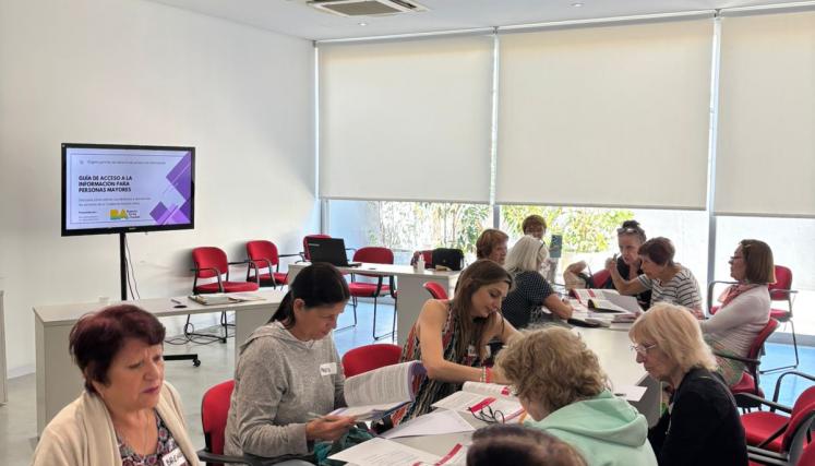 Taller de acceso a la información para personas mayores