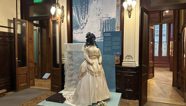 Vestido de novia en muestra "De blanco te esperé..."