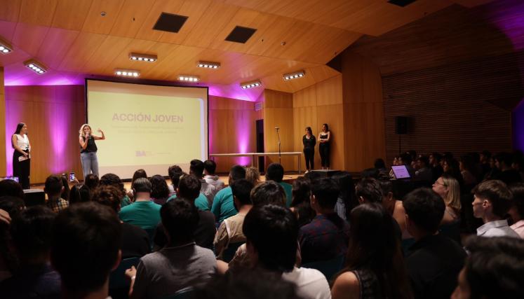 Agustina Ciarletta hablando en Acción Joven