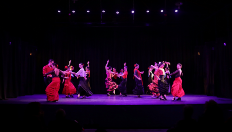 Bailarines bailando en escenario del Espacio Cultural Carlos Gardel