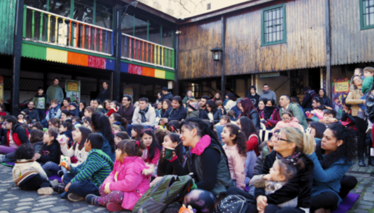 Público sentado en un patio