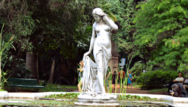 Estatua de mujer en fuente de agua