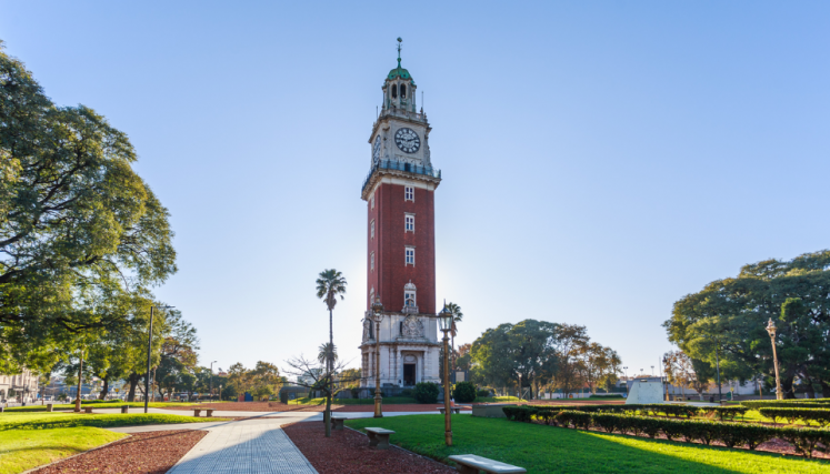 Vista de la plaza y la Torre Monumental