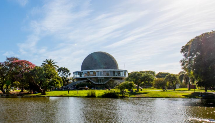Vista del Planetario, el lago y los bosques de Palermo