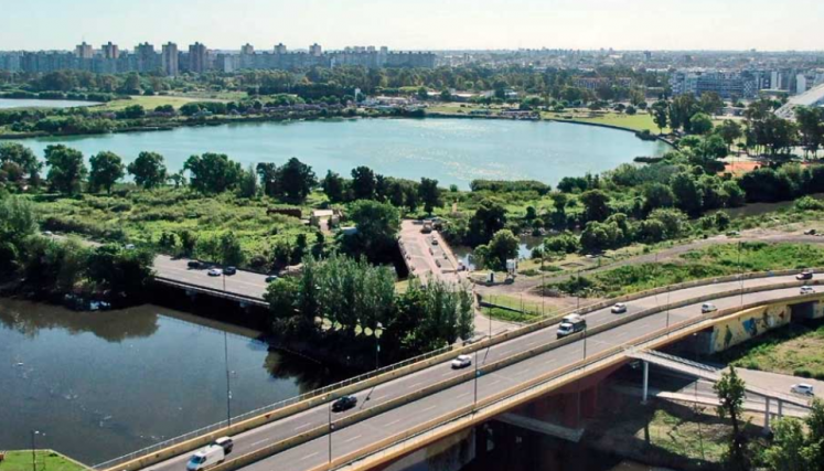 Vista panorámica de la Reserva, en la que se puede ver el río y la autopista.