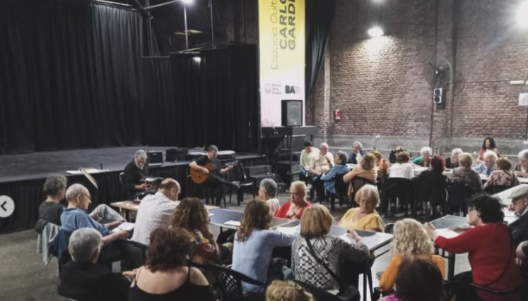 Personas reunidas en el Espacio Cultural Carlos Gardel