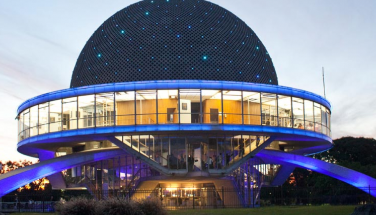 Planetario de noche iluminado
