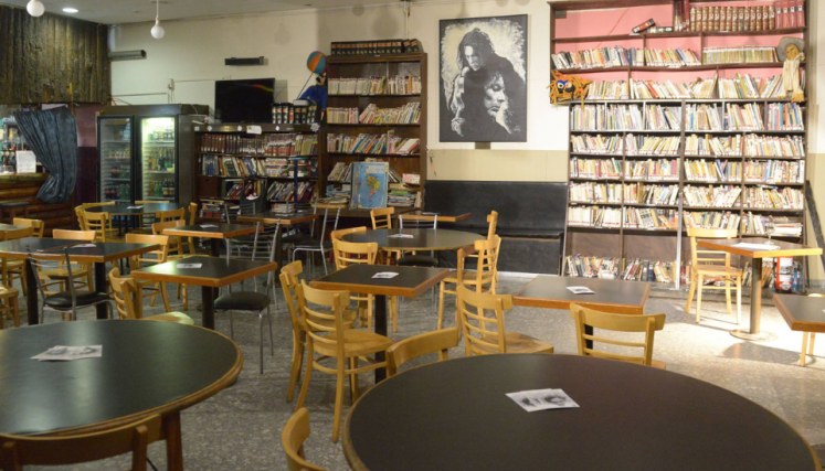 Bar con mesas y biblioteca del Espacio Cultural Resurgimiento