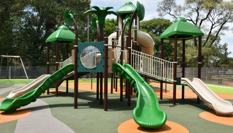 Plaza Granada, patio de juegos