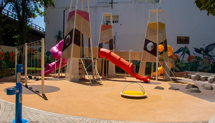 Plazoleta Carlos Jáuregui - patio de juegos
