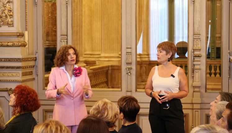 Evento de la Guía de Acceso a la Información para Personas Mayores en el salón Dorado del Teatro Colón