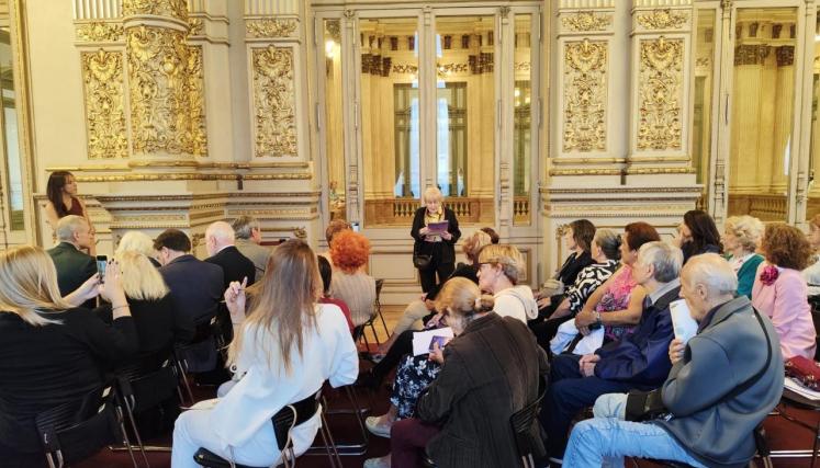 Evento de la Guía de Acceso a la Información para Personas Mayores en el salón Dorado del Teatro Colón 