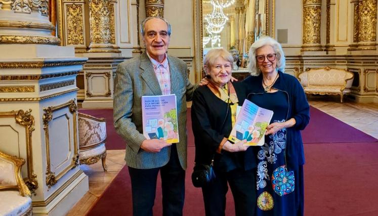 Evento de la Guía de Acceso a la Información para Personas Mayores en el salón Dorado del Teatro Colón 