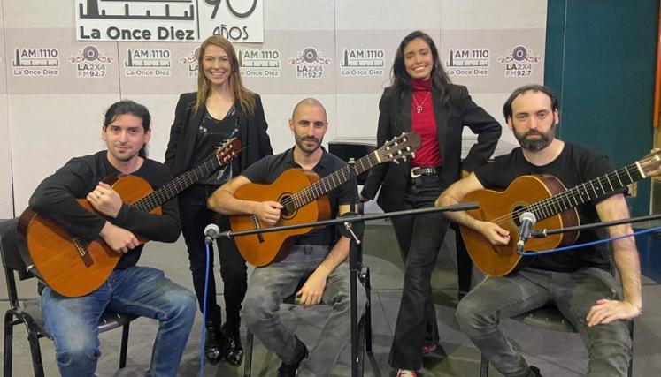 Milagros Amud con sus guitarristas y Paula Sterczek