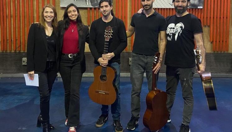 Milagros Amud con sus guitarristas y Paula Sterczek