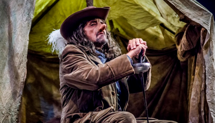 Hombre disfrazado actuando