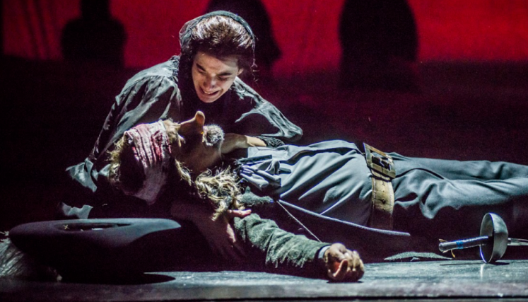 Actores disfrazados actuando