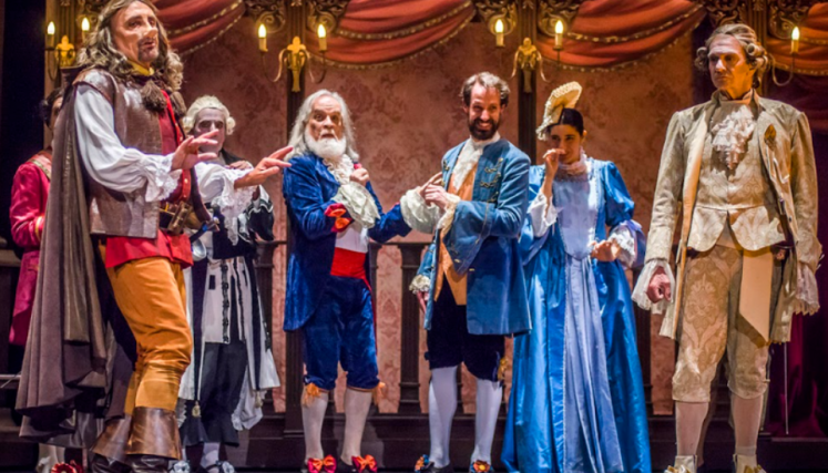 Actores disfrazados actuando