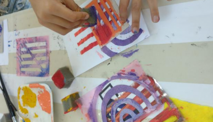 Chicos haciendo manualidades