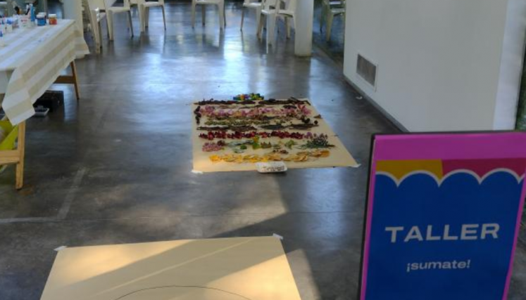 Espacio de taller con sillas, mesas y materiales