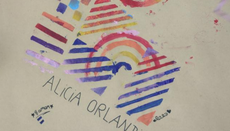 Dibujo de colores y dice Alicia Orlandi