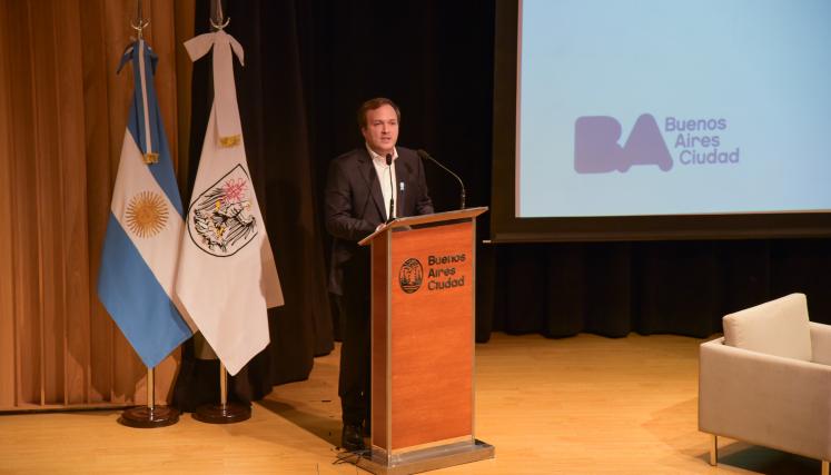 El Secretario Legal y Técnico de la Ciudad dando su discurso de apertura
