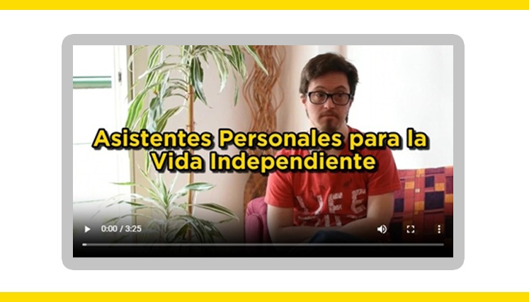 Persona sentada en un sillón con remera roja, frente a una planta de interior, con el texto Asistentes Personales para la Vida Independiente sobreimpreso en la imagen.