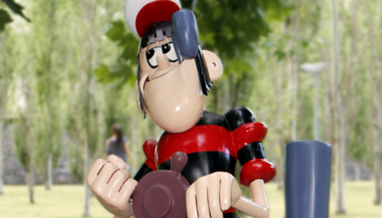 Escultura del personaje con timón