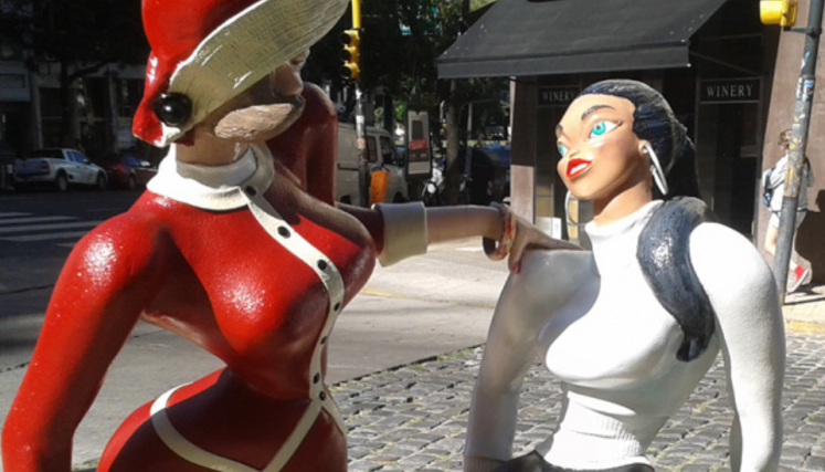 Dos esculturas de personajes mujeres de historietas