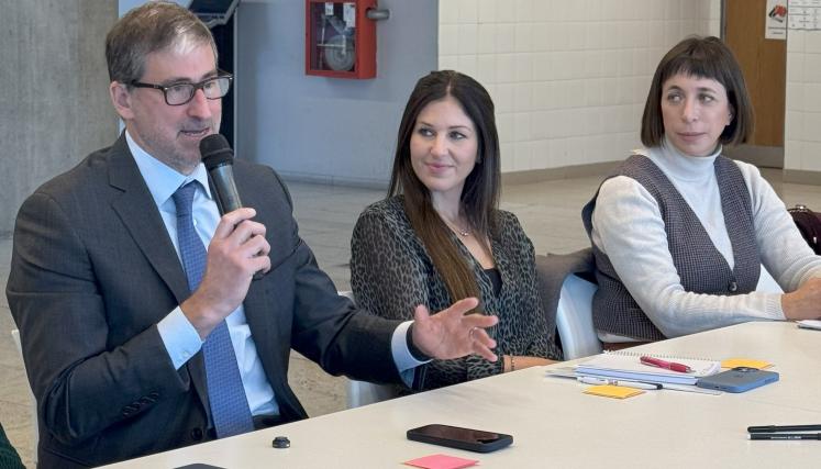 Funcionarios haciendo la presentación