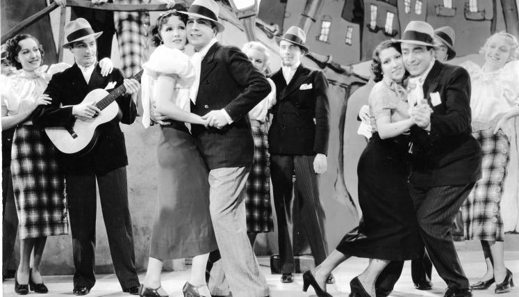 Fotograma de Tango Bar (1935), con Carlos Gardel en su faceta de actor y cantante.