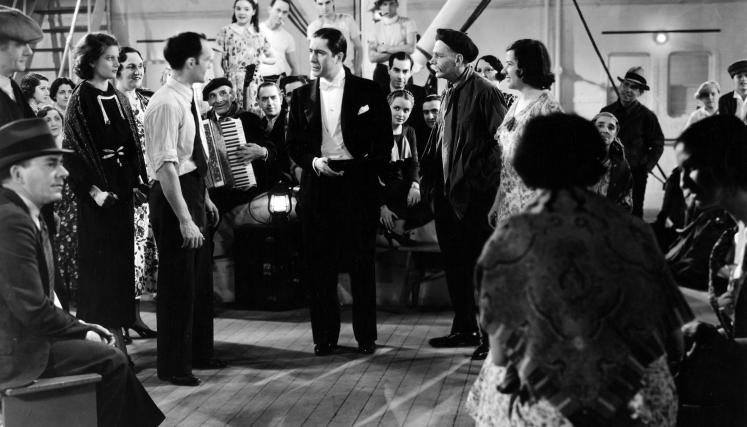 Fotograma de Tango Bar (1935), con Carlos Gardel en su faceta de actor y cantante.