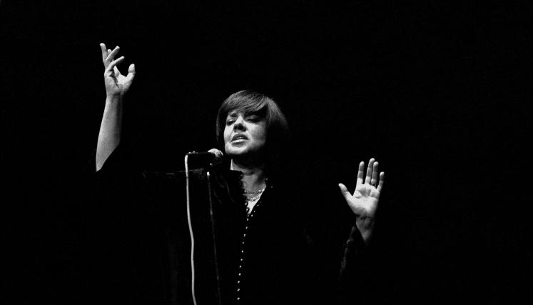 3. Imagen María Elena Walsh, 1975 Foto de Sara Facio.jpg