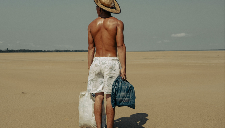 Hombre en lugar caluroso parado sobre la arena