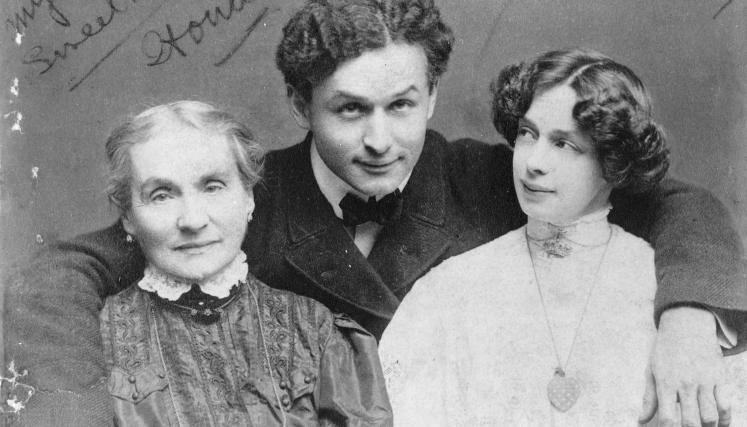 Houdini con su madre y su esposa (c. 1907)