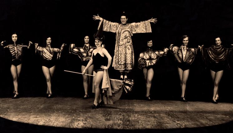 FU MANCHU en uno de sus espectáculos (circa 1940)