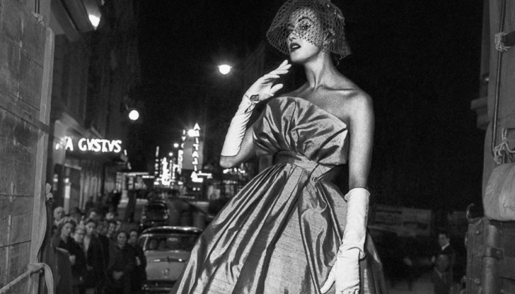 Mujer con vestido y guantes largos de noche