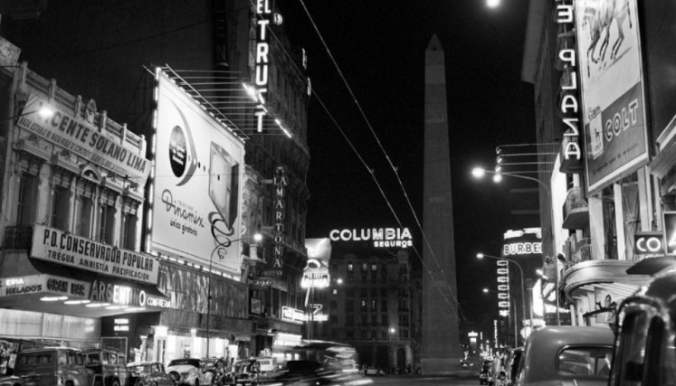 Calle Corrientes de noche y de fondo el Obelisco